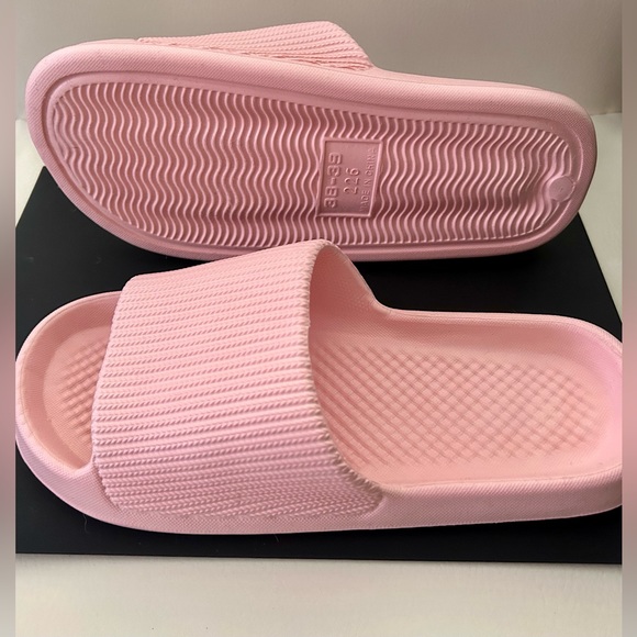 Women’s Soft Sole Indoor Slippers - Picture 2 of 4